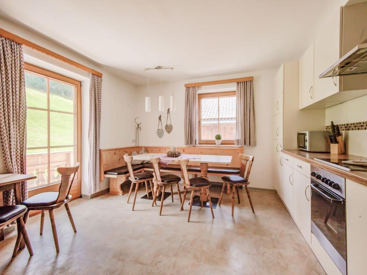 Attractive Apartment In Hainzenberg With Ski Room Exterior photo
