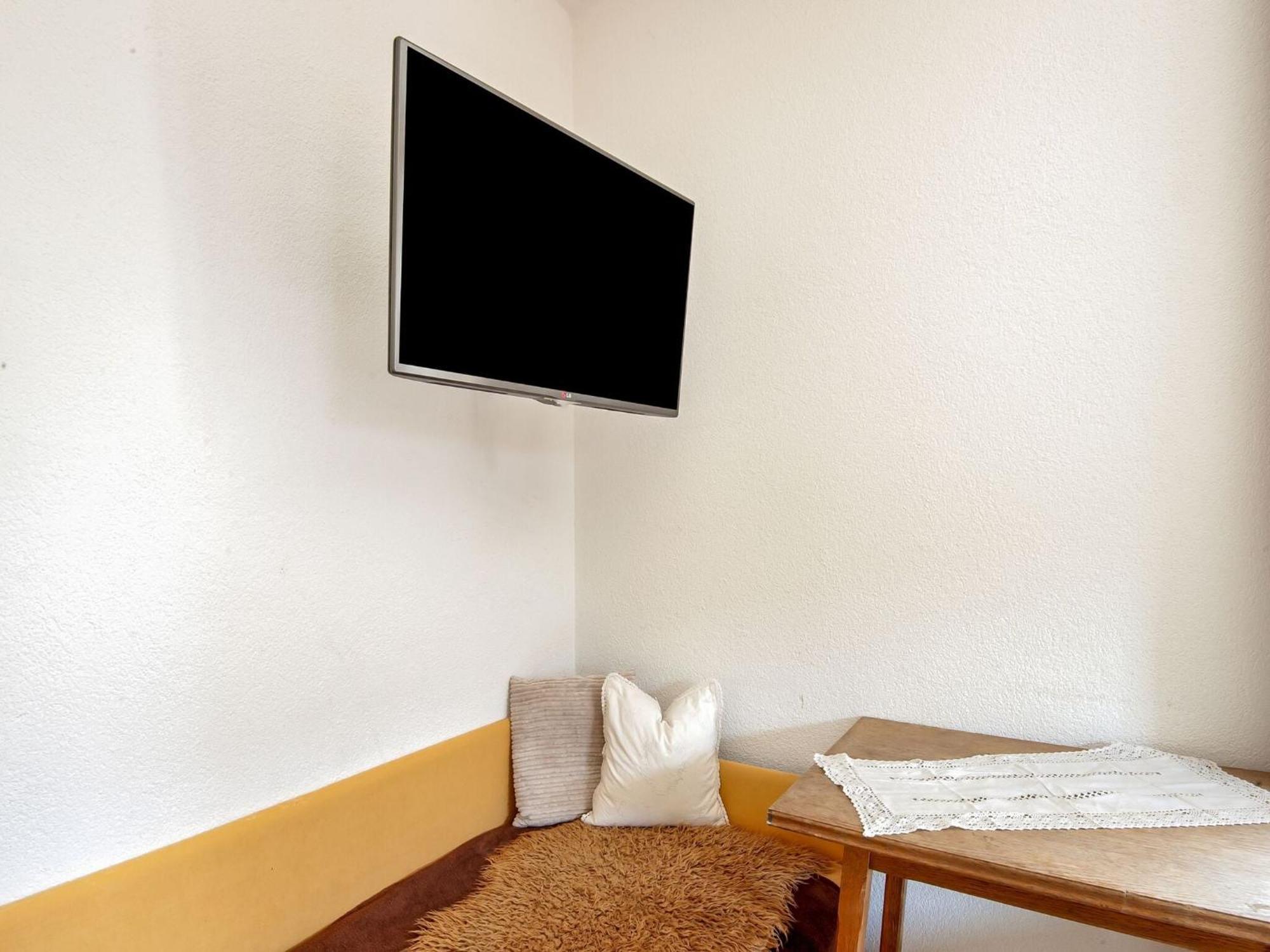 Attractive Apartment In Hainzenberg With Ski Room Exterior photo